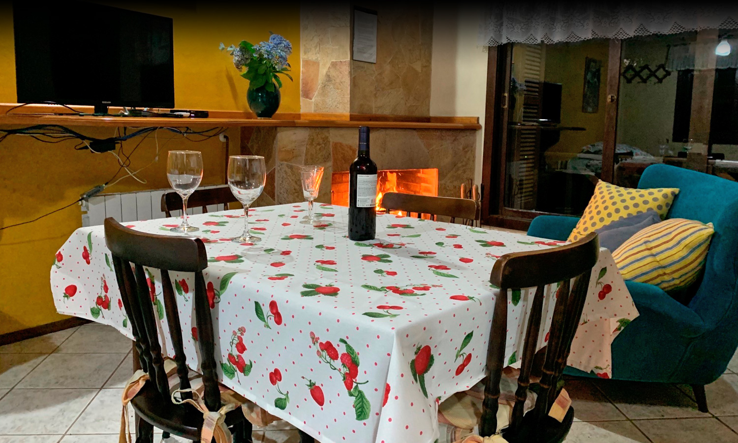 chale-marilia-com-mesa-01